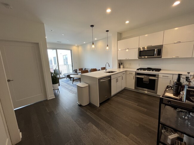 Building Photo - 1350 Maryland Ave NE Unit 313