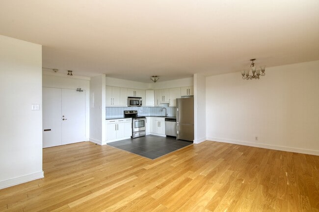 Building Photo - 4555 Av. Bonavista Unit 807
