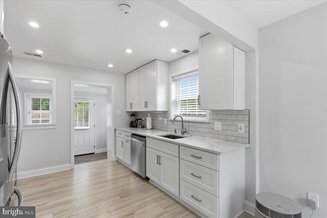Building Photo - 3823 Duke St