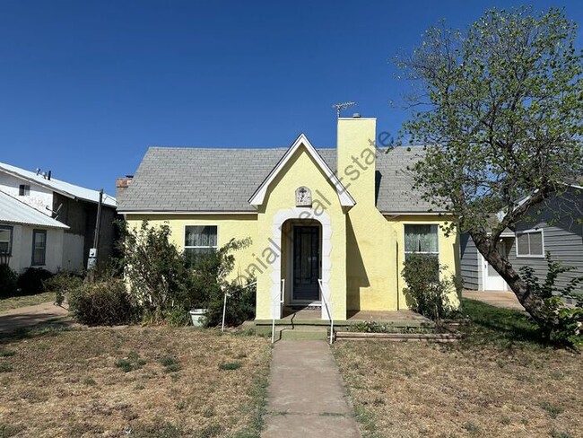 Building Photo - Cozy 2 Bed 1 bath house with detached garage and central Heat and air and washer/dryer hookups in...
