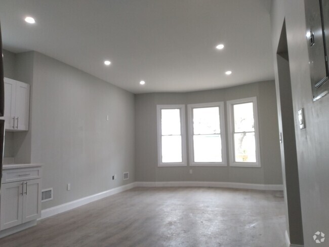 Building Photo - 14 W Erie St Unit 1 Rental