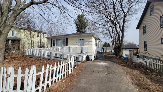 Building Photo - 27 Birch St Rental