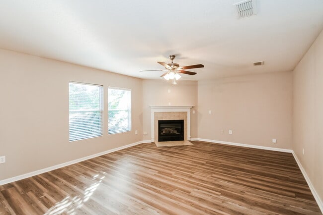 Photo - 801 Crystal Spring Way
