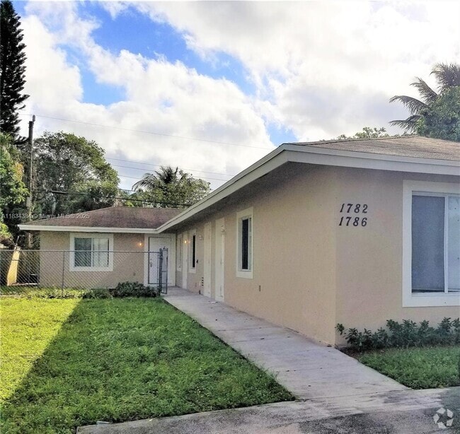 Building Photo - 1782 SW 44th Terrace Unit 1782 Rental