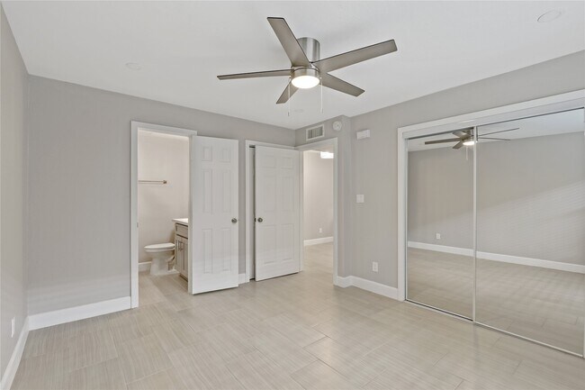 Building Photo - 2201 Fountain View Dr Unit 45