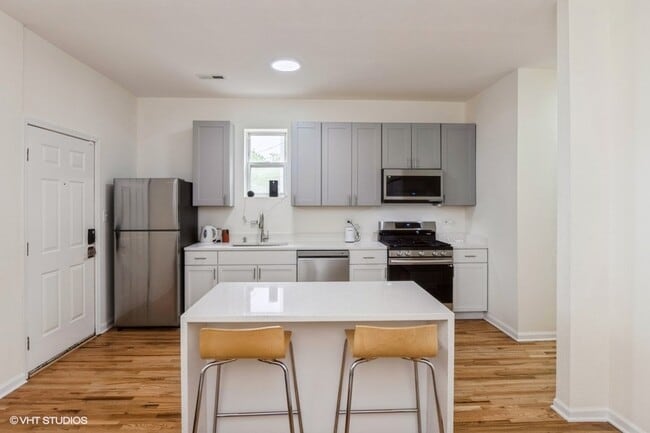 Building Photo - 1440 N Washtenaw Ave Unit 2 Rental