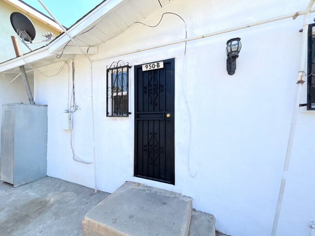 Building Photo - 950 Clela Ave Rental