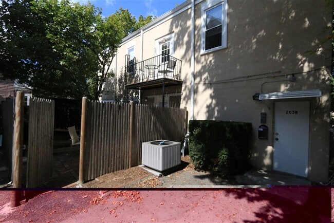 Building Photo - 205B Highland Ave Unit 2