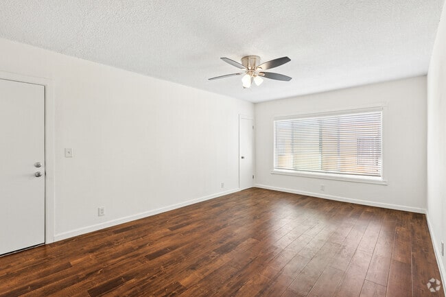 1BR, 1BA - 680SF - Living Room - 6545 S Victoria Ave