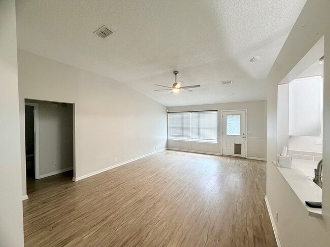 Building Photo - 4 Bed 2 Bath Move In Available 8/24
