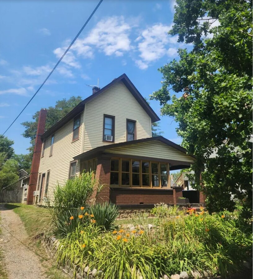 Photo - 721 Fairview Ave NE