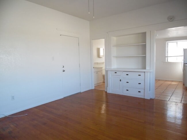 Photo - Point Loma 1BR 1BA A/C-Open Floor Plan-Beautiful Wood Flooring-Parking Unidad 3218  C