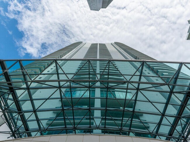 Building Photo - 1331 Brickell Bay Dr Unit 2307