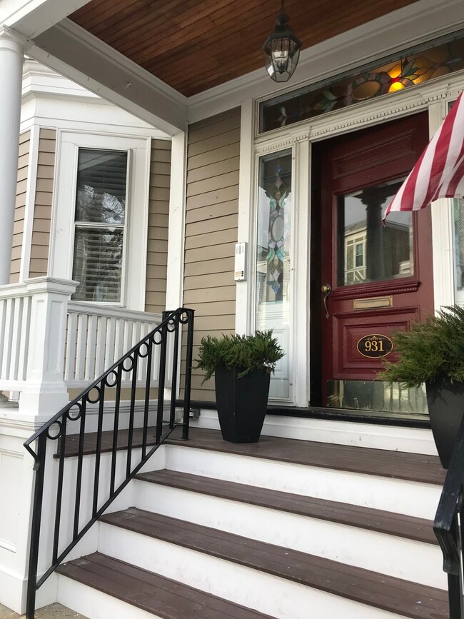 Building Photo - 931 E 4th St Unit 2