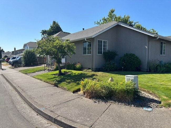 Photo - Large 2 bedroom 2 bathroom duplex with gar...