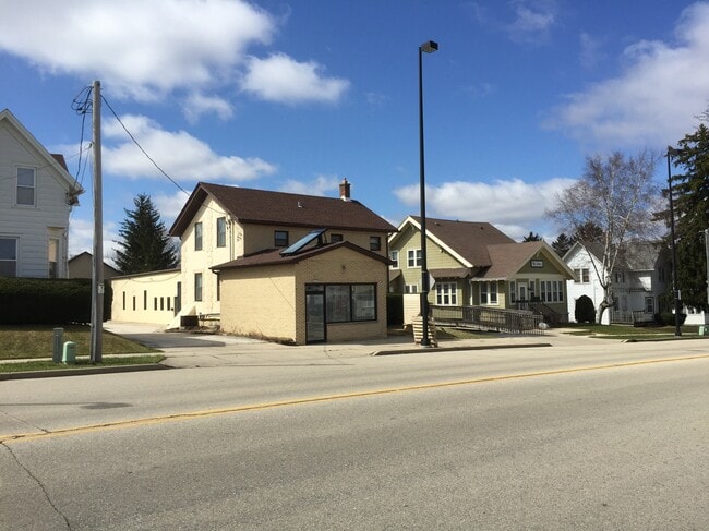 Building Photo - N90W16981 Appleton Ave Unit upper
