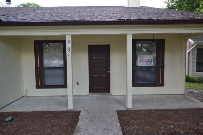 Building Photo - Newly Renovated 3 bedroom, 2 bath duplex conveniently located in Cumberland Cove