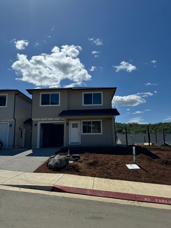 Building Photo - Newer West Roseburg 3-Bedroom, 2.5-Bath Townhouse