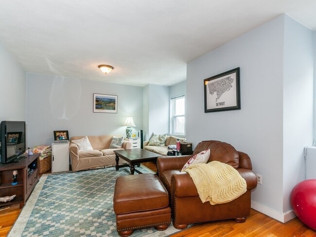Building Photo - 532 Tremont St Unit 4