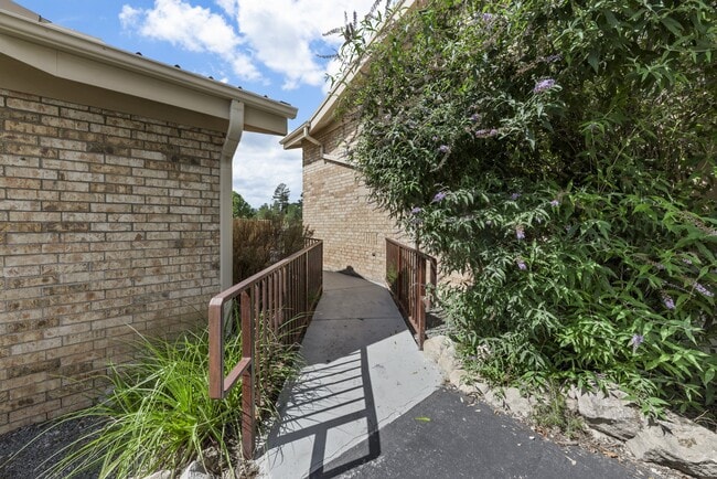 Photo - 101 Racquet Dr