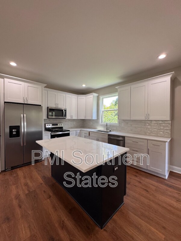 Photo - 711 Rockcliff St