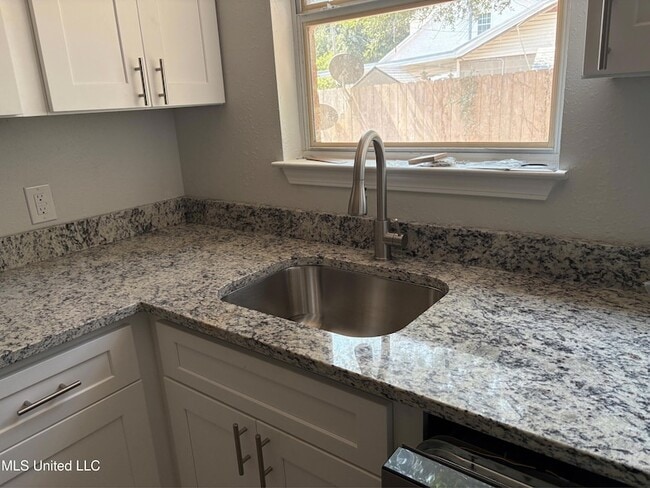 Photo - 233 Milray Ln