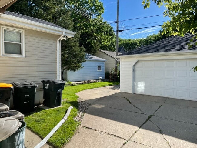 Garage parking spot - 336 N 70th St Unit Upper Duplex