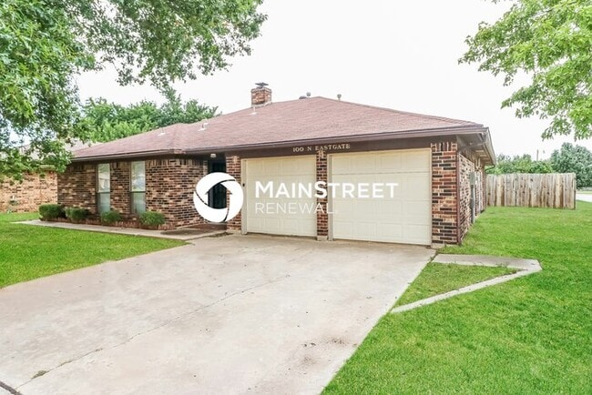 Photo - 3 Bedroom Pet-Friendly Home in Yukon, OK w...