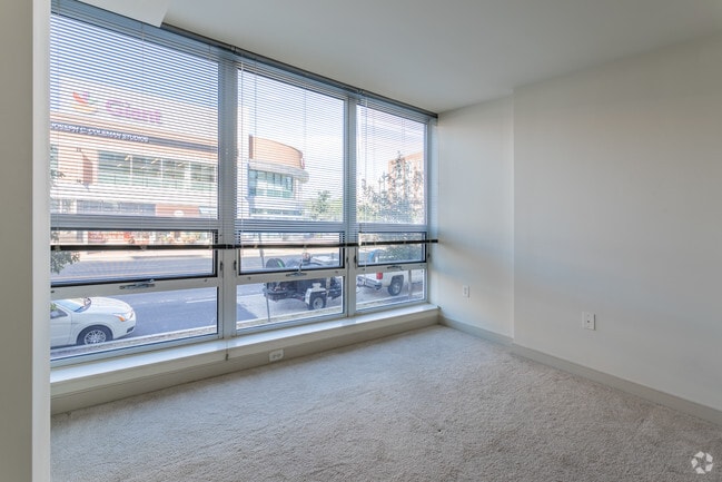 2 BR, 2 BA - 910 SF