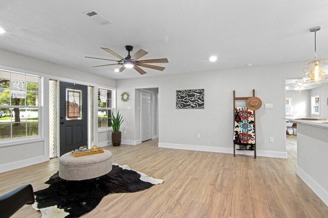 Photo - 15529 Pine St