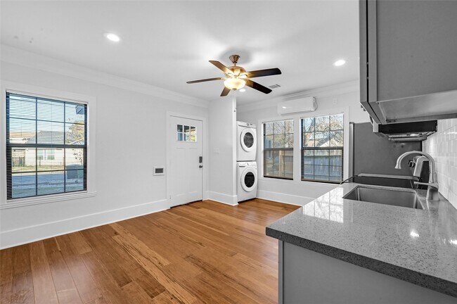 Building Photo - 1633 Fourcade St