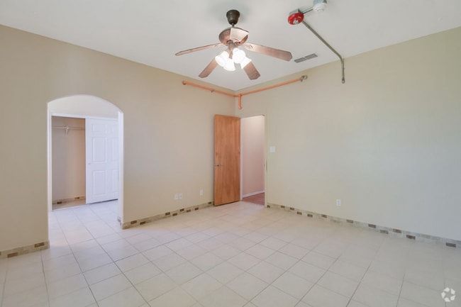 Building Photo - 832 Monterrey Rd NE Rental