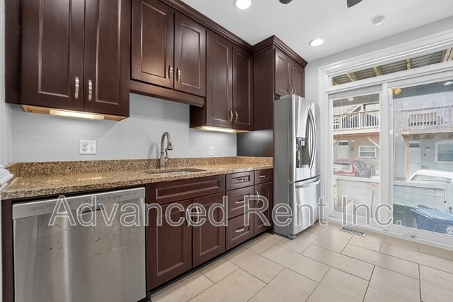 Building Photo - 528 S Curley St