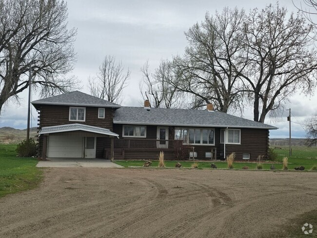 Building Photo - 4 bed, 3 bath house in the country