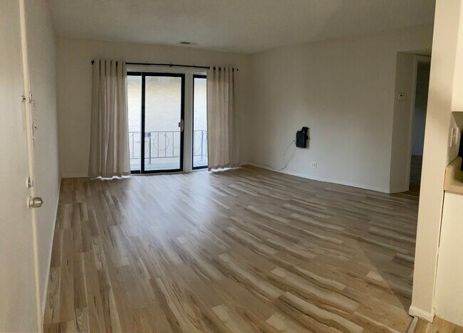 Living Room - 2811 Pembroke Ln Apartments Unit Top Floor