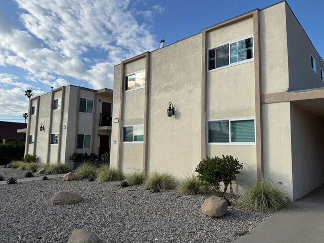 Building Photo - Downtown Ventura Upstairs One Bedroom Apartment Unit 1171 E Meta St Apt #16