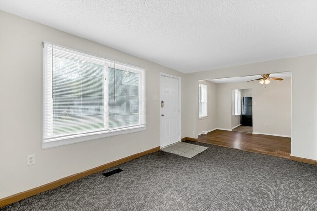 Building Photo - Spacious 3 Bedroom Ready to be rented. Section 8 Welcome