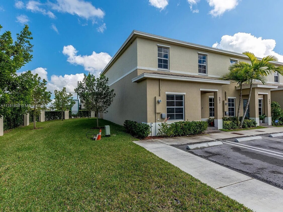 Photo - 597 NE 5th Pl (Florida City, FL)