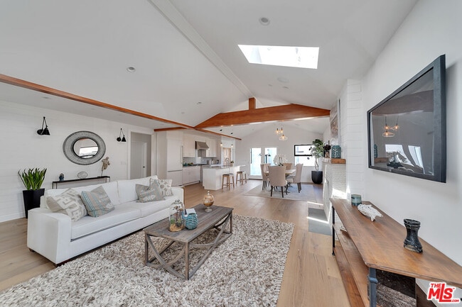 2415 Cloverfield Blvd
