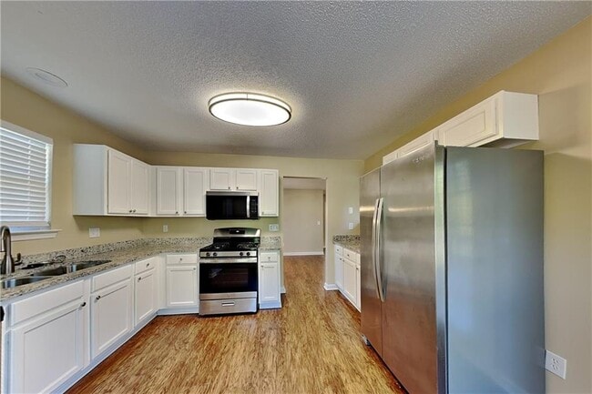 Photo - 230 Farm St