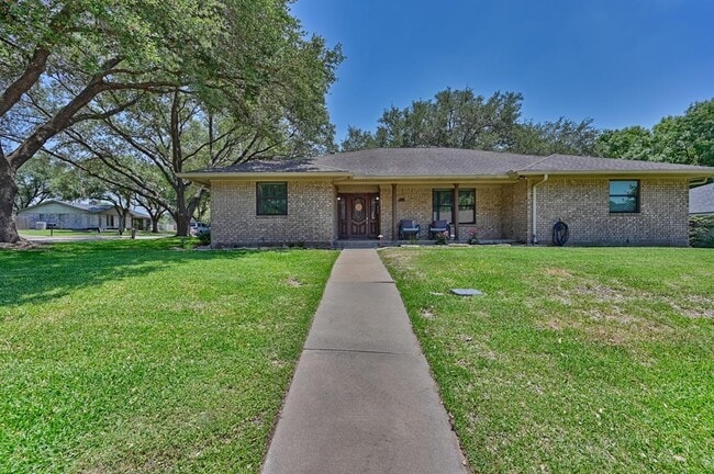 Building Photo - 1600 Pecan St Rental