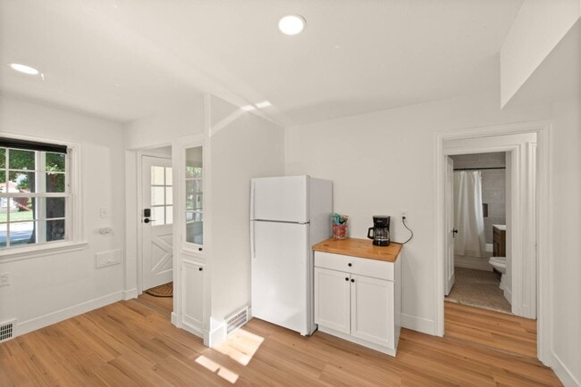 Photo - 611 E 260th St