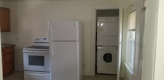 Cocina con lavadero - 700 Congress St