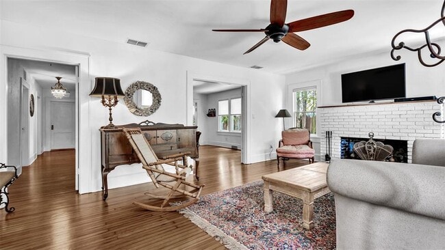 Photo - 325 16th Ave NE