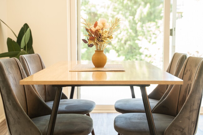 Photo - 321 Bellevue Way SE Unidad 102