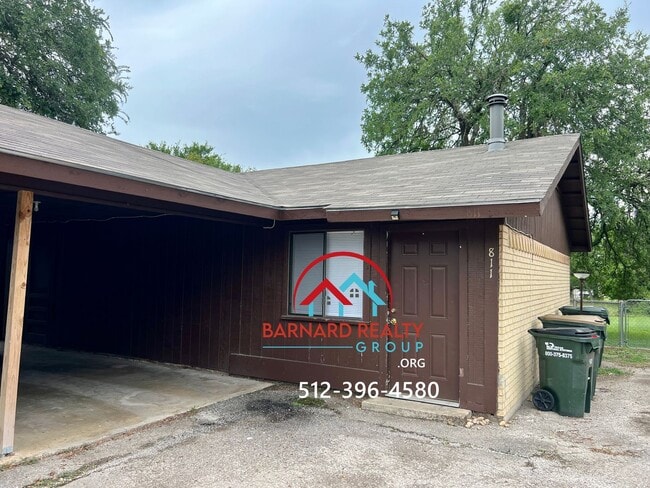 Building Photo - Available Now: 2 bed/1 bath Duplex With Hu... Rental
