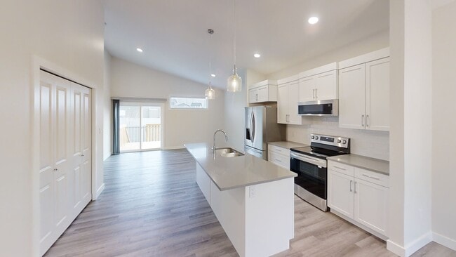 Photo - 13401-13105 105 St