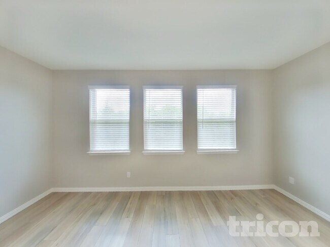 Photo - 448 Walpole Ct