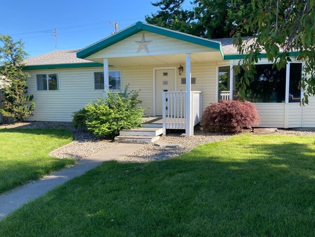 Building Photo - Kennewick Location w/a Country Flare!
