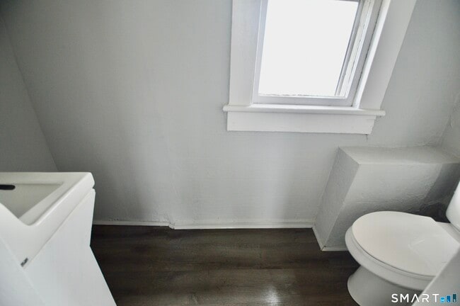 Photo - 2310 Barnum Ave Unidad First floor